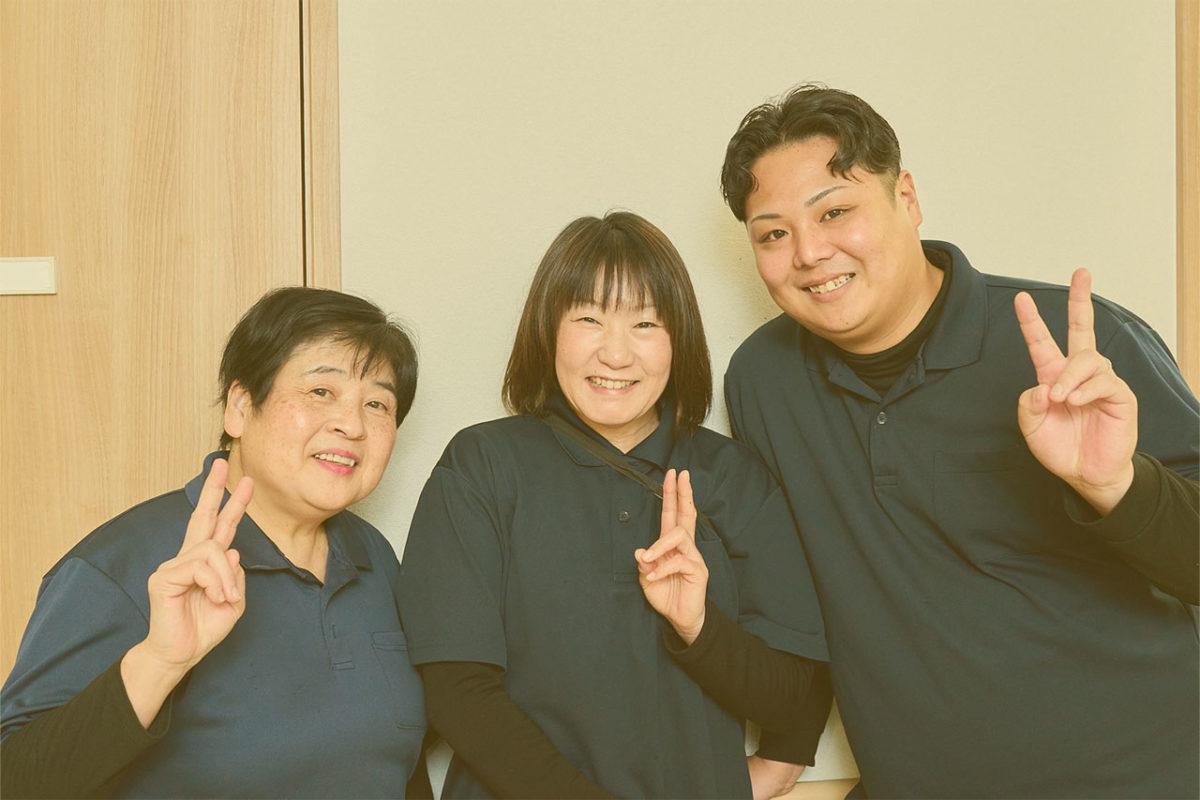 【公式】大阪市淀川区「生活介護コジコジ」スタッフの一日の流れをご紹介。来所時のバイタル測定から午前中の学習支援・入浴介助、昼食配膳、午後のレクリエーション、夕方の送迎まで、生活支援員の具体的なスケジュールを公開。入職後の働き方をイメージしやすい業務フローを掲載しています。