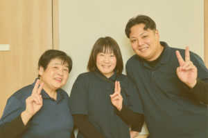 【公式】大阪市淀川区「生活介護コジコジ」スタッフの一日の流れをご紹介。来所時のバイタル測定から午前中の学習支援・入浴介助、昼食配膳、午後のレクリエーション、夕方の送迎まで、生活支援員の具体的なスケジュールを公開。入職後の働き方をイメージしやすい業務フローを掲載しています。